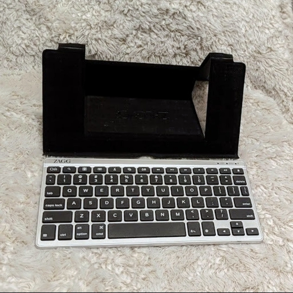 *SOLD* ZAGG Flex Bluetooth Tablet Keyboard Folio Apple/Android